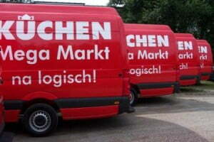 Kuechen-Mega-Markt-Fahrzeugbeschriftung-future-werbung-flotte-2.jpg
