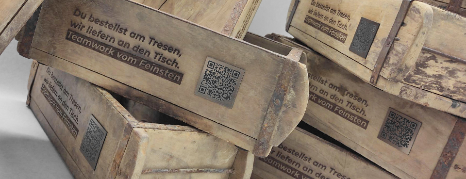 Naturholzkisten mit QR-Code aus Zweischichtacryl