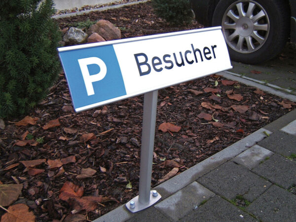 Parkplatzschild mit Kombiteil