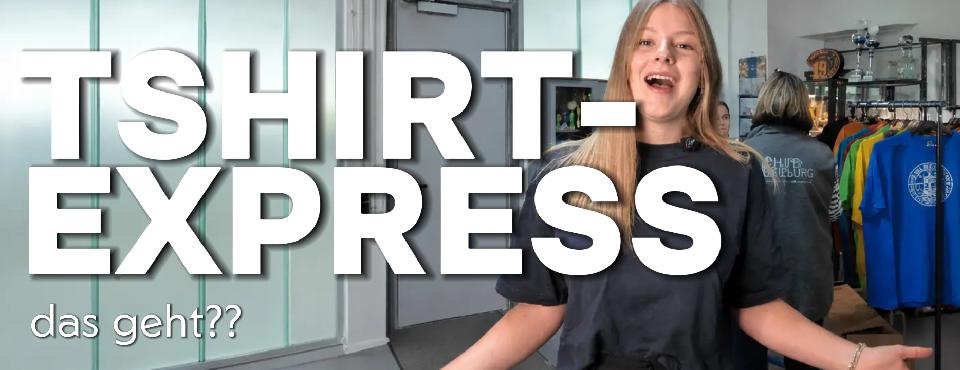 Frau ist begeistert, dass sie ein Expressdruck für T-Shirt bekommt